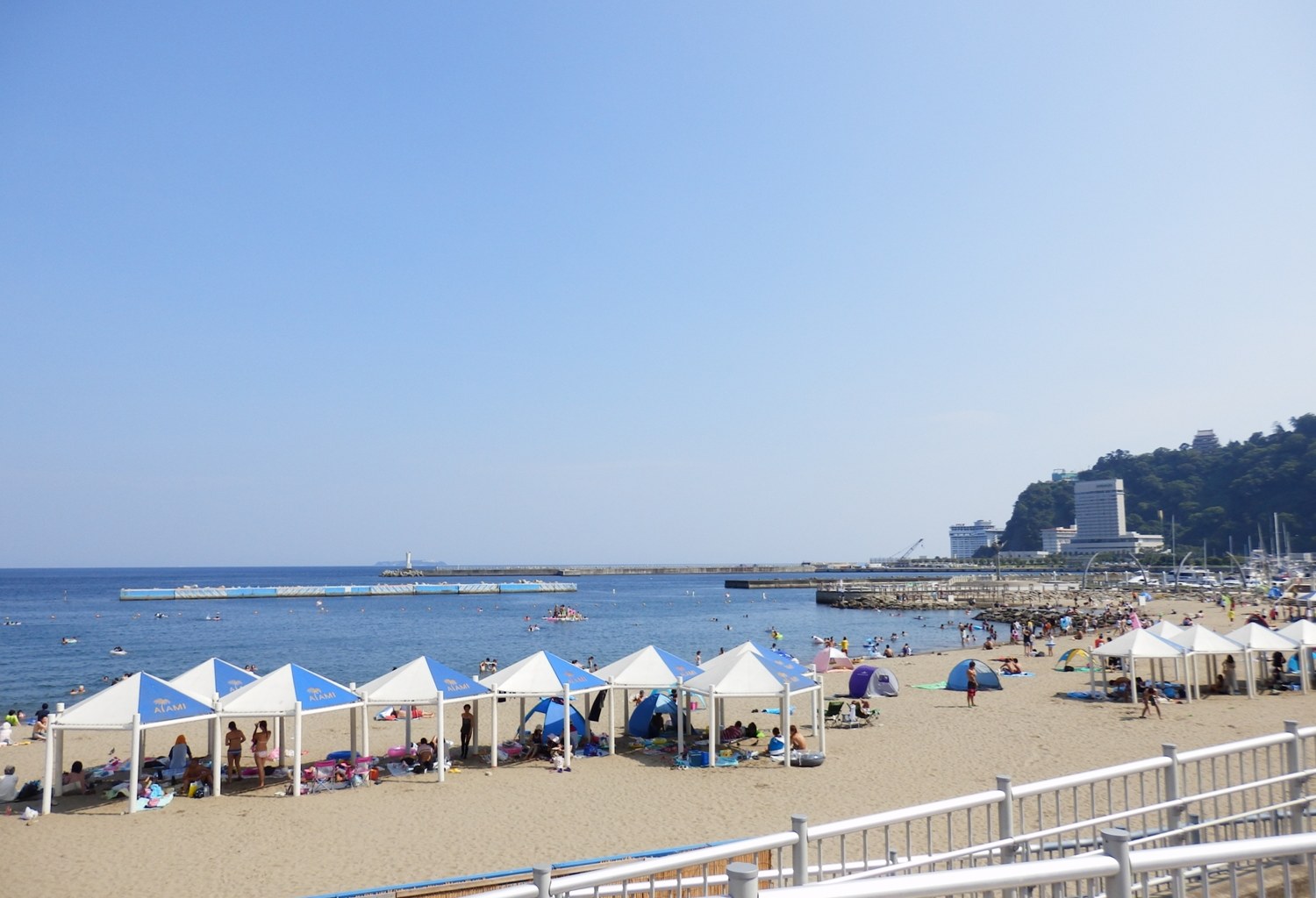 熱海サンビーチの砂浜と海