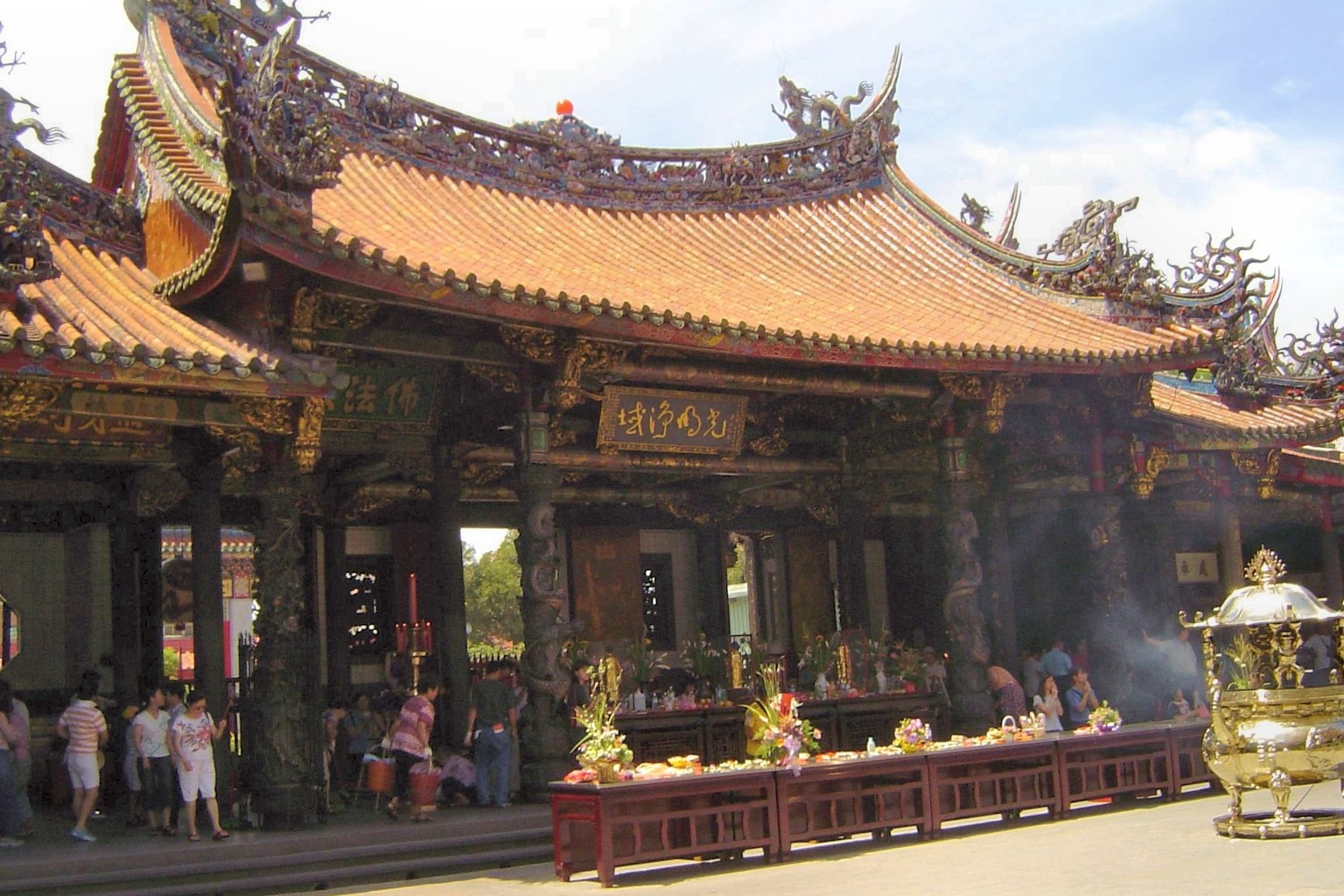 台北・萬華の龍山寺の門と境内