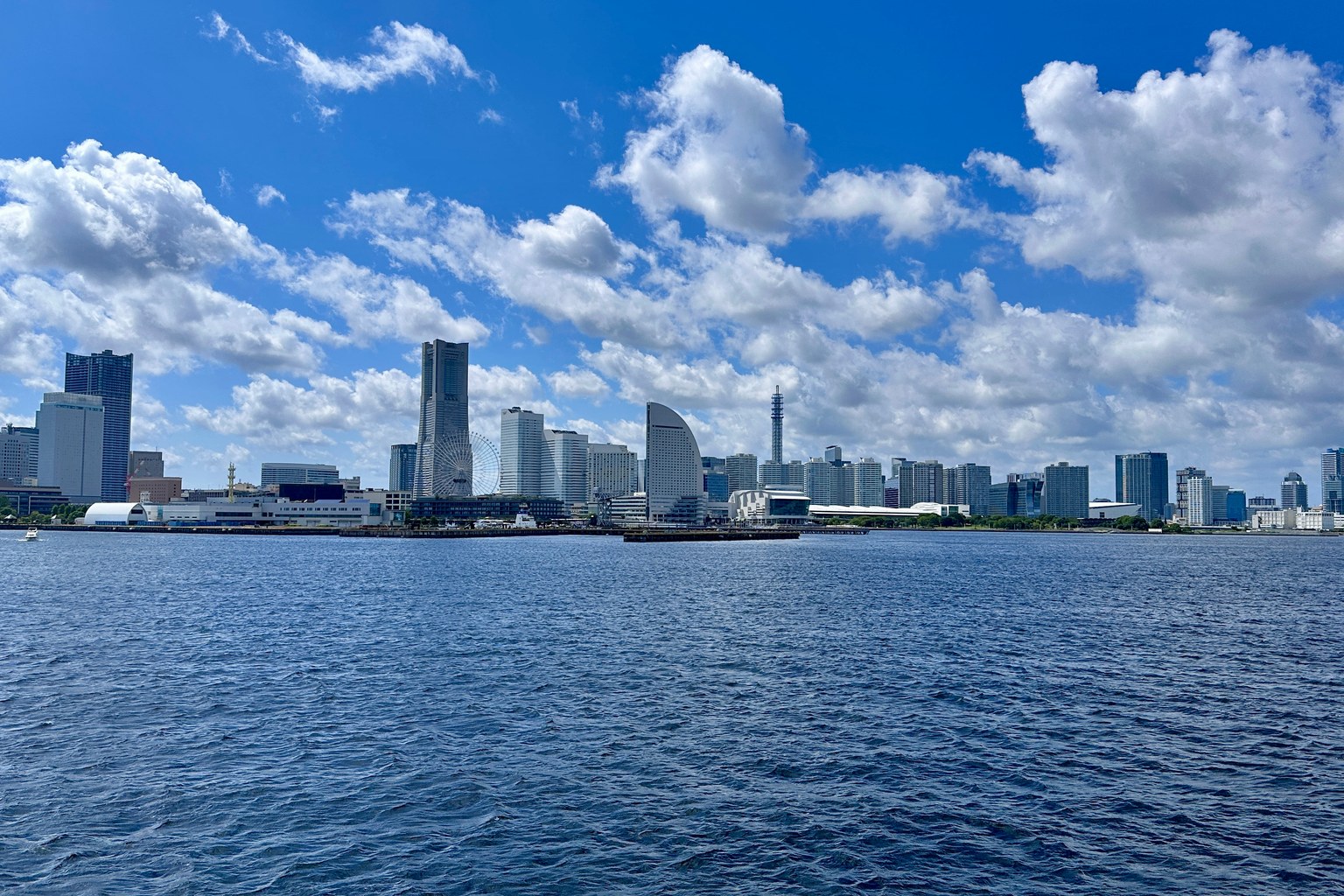 横浜みなとみらいの海辺と街並み