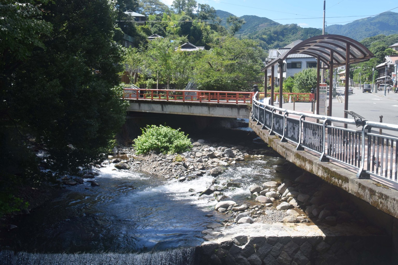 湯河原の温泉街を流れる千歳川と藤木川の合流地点